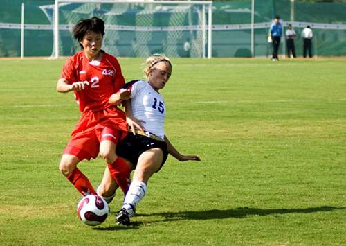 Ragazze giocano a calcio