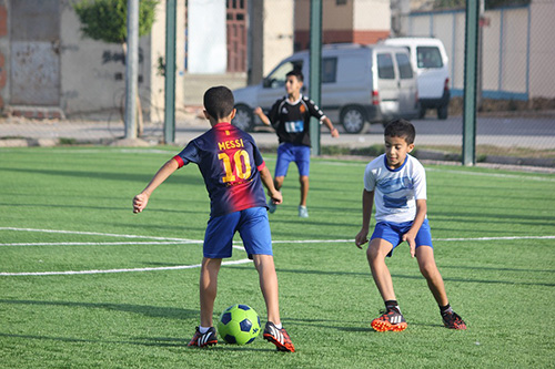 Bambini giocano a calcio