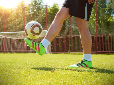 Tecnica calcio calciatore in palleggio